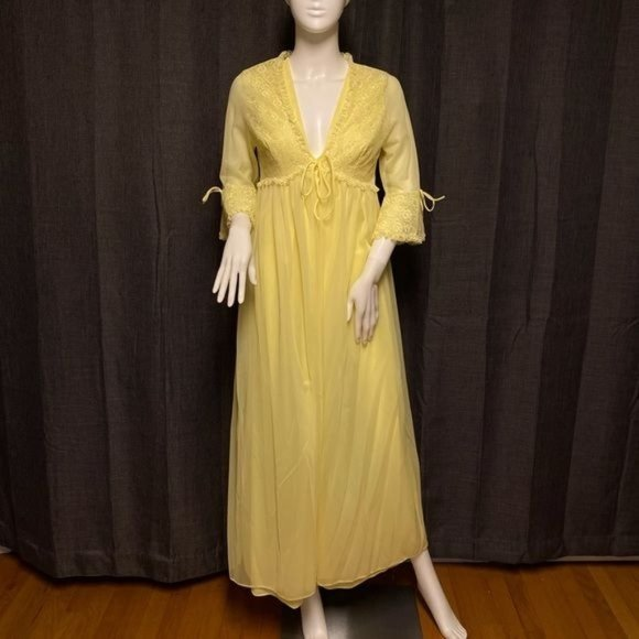 1960s union‎ made Peignoir - Picture 1 of 15